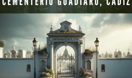 Imagen horizontal hiperrealista de una entrada ficticia a un cementerio, inspirada en la foto del Cementerio Municipal Nuestra Señora del Rosario de Guadiaro, Cádiz. La entrada debe ser modesta y tradicional, con un muro blanco y un arco característico en la parte superior. Debe haber una puerta de hierro forjado a través de la cual se pueda ver parcialmente el interior del cementerio, con flores y vegetación. Encima del arco se colocará un farol clásico para la iluminación. En la pared de la derecha de la entrada se colocará un cartel con la leyenda "Cementerio Municipal Ntra. Sra. del Rosario" y otro más pequeño con la leyenda "Cementerio Municipal Ntra. Sra. del Rosario". Sra. del Rosario" y otro cartel más pequeño con información adicional. El cielo debe estar parcialmente nublado, sugiriendo condiciones meteorológicas mixtas. El diseño general debe representar el estilo funcional de muchos cementerios municipales de pequeñas ciudades españolas, transmitiendo respeto y dignidad. https://www.cementerio.info/