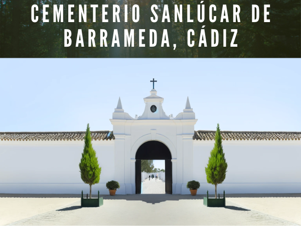 Imagen hiperrealista y amplia del Cementerio de Sanlúcar de Barrameda en Cádiz, que se haga eco de la esencia de la imagen facilitada. La imagen debe mostrar una entrada de paredes blancas con una puerta tradicional andaluza coronada por una estructura arquitectónica sencilla con una cruz en su cúspide. Incluir dos árboles jóvenes flanqueando la entrada, con un cielo despejado por encima a la luz brillante del día, retratando la atmósfera pacífica y solemne del lugar. https://www.cementerio.info/