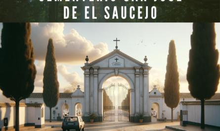 Imagen horizontal hiperrealista de la entrada al Cementerio Municipal San José de El Saucejo, Sevilla, muy parecida a la foto. La entrada consta de un sencillo arco de medio punto blanco con un portón negro, rematado con una cruz que simboliza su función como cementerio. La entrada está flanqueada por paredes blancas con cruces negras. A la izquierda del arco hay un pequeño árbol, y a la derecha, retranqueado, un ciprés, propio de los paisajes de cementerio. En primer plano, ligeramente a la derecha, hay un coche aparcado, dando una sensación de escala y de la vida cotidiana que rodea el lugar. La escena está tenuemente iluminada por lo que podría ser la luz de una mañana o tarde soleada, con algunas nubes dispersas en el cielo. En la descripción de la imagen incluir la URL 'https://www.cementerio.info/' en español de España.